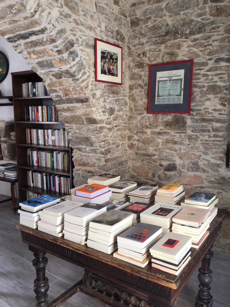 Σίκινος: Το νησί χωρίς ταξί και τράπεζες, έχει ένα ιδιαίτερο βιβλιοπωλείο..